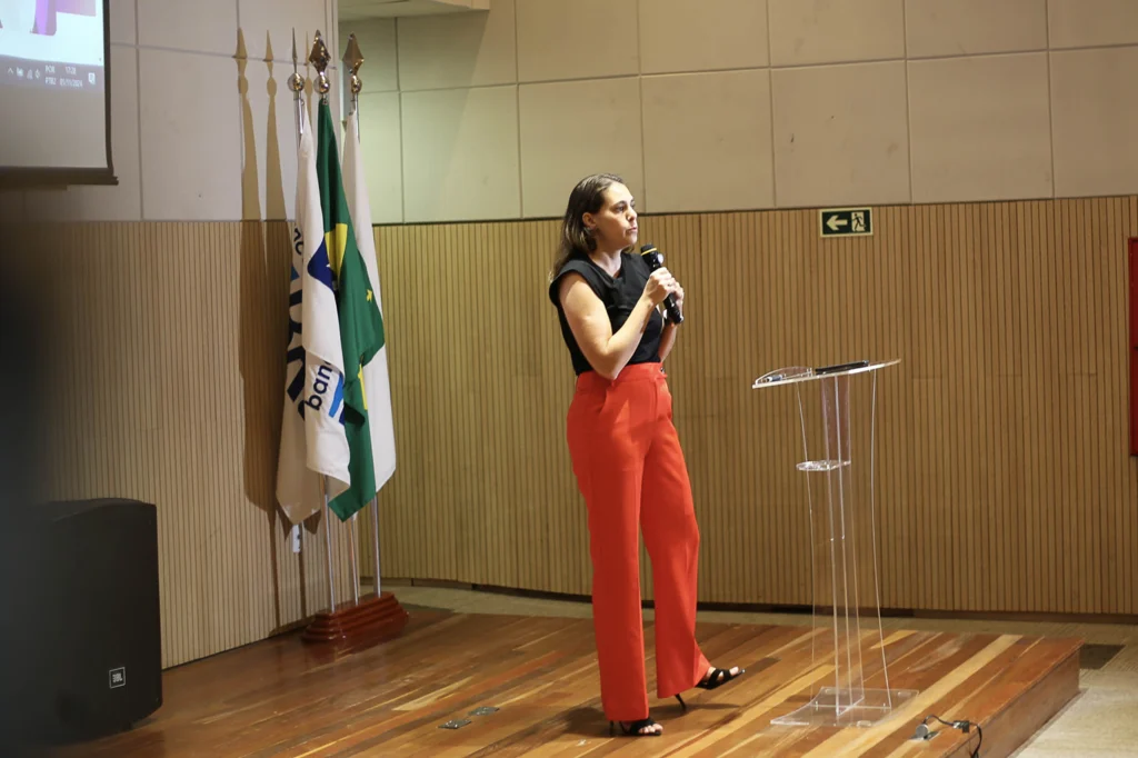 Benefícios do Programa 2024/2025: ● Fomento Econômico: Até R$110.000,00 por startup em subvenção econômica; ● Mentoria Especializada: Designação de mentores com ampla experiência em desenvolvimento de negócios e nos desafios técnicos e específicos de cada startup selecionada; ● Infraestrutura e Recursos: Acesso a plataformas e ferramentas para otimização de processos; ● Networking e Conexões: Oportunidade de interação com investidores, outros empreendedores e hubs de inovação; ● Suporte Contínuo: Acompanhamento personalizado com planos de ação específicos para cada startup; ● Bolsas e Prêmio: Bolsas de R$10.000,00 para as 5 startups sobressalentes com as maiores notas. Prêmio previsto em edital para as primeiras classificadas, de R$10.000,00, R$8.000,00 e R$5.000,00 respectivamente. Prêmio final de R$10.000,00 para as startups mais engajadas durante o programa e com melhor desempenho, avaliadas com base em indicadores de incubação. Cronograma de Seleção da Fase II do Programa 2024/2025 ● Inscrições Abertas: a partir de 1º de novembro de 2024 até 18 de novembro de 2024; ● Resultado Preliminar: 25 de novembro de 2024, análise de propostas para avaliação do negócio por parte de avaliadores ad-hoc; ● Resultado Final: As startups selecionadas serão anunciadas no dia 04 de dezembro de 2024. Como participar? As inscrições devem ser realizadas pelo site oficial do programa www.start.bsb.br. É necessário que as startups forneçam informações detalhadas sobre seu modelo de negócio, público alvo, problema e solução. Assim que concluída sua inscrição, enviaremos o pedido para submissão de novas informações detalhadas. Sobre o Instituto MultipliCidades Como gestora da Fase II do Programa Start BSB, o Instituto MultipliCidades vem compartilhar com o ecossistema de inovação do DF e RIDE a experiência da sua equipe formando mais de 300 empreendedores ao longo dos anos. Tendo rodado nos últimos 2 anos, 5 ciclos de incubação, o Instituto MultipliCidades obteve resultados expressivos no apoio a formação de negócios com grande capacidade de crescimento e impacto, focando não apenas no Plano Piloto, mas levando capacitação empreendedora de ponta para o entorno de Brasília. Para mais informações, acesse o site oficial do programa www.start.bsb.br e garanta a sua inscrição. Brasília 1 de novembro de 2024, Cristiane Santos Pereira Representante Legal do Instituto MultipliCidades Brasília 1 de novembro de 2024, Cristiane Santos Pereira Representante Legal do Instituto MultipliCidades