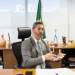 A Portaria de Pessoal IPHAN nº 240, de 16 de maio de 2025, publicada no Diário Oficial da União e posteriormente retificada, institui o Comitê Técnico de Inovação – CTI do Instituto do Patrimônio Histórico e Artístico Nacional (IPHAN), com a missão de assessorar o órgão em atividades relacionadas à inovação, com foco especial no aprimoramento das práticas de compras públicas. O CTI terá caráter consultivo e contará com especialistas de diferentes áreas, com o objetivo de impulsionar boas práticas, propor metodologias inovadoras e acompanhar a legislação relacionada às compras públicas de inovação. A iniciativa segue as diretrizes estabelecidas pelas Leis nº 10.973/2004, nº 13.243/2016, Complementar nº 182/2021 e nº 14.133/2021. Entre os membros nomeados para compor o Comitê, está Cristiane Santos Pereira, Presidente do Instituto Multiplicidades, como Instituto de Ciência, Tecnologia e Inovação que atua em âmbito nacional, representando a sociedade civil. Sua participação reforça o compromisso com a inovação na gestão pública e a busca por soluções mais eficientes e transparentes no uso dos recursos públicos, colocando a inovação como vetor de crescimento dos territórios. “Fui nomeada como partícipe do Comitê Técnico de Inovação, representando a Sociedade Civil. É uma honra contribuir com o IPHAN na construção de estratégias voltadas à inovação na gestão, especialmente no aperfeiçoamento das práticas de compras públicas, e fortalecendo o crescimento dos territórios através de projetos inovadores, apoiando a atuação institucional deste órgão”, destaca Cristiane. Outro importante membro deste comitê é o Sr. Christian Tadeu – Presidente da Confederação ASSESPRO – Associação das Empresas de Tecnologia da Informação e Inovação, que traz uma representatividade necessária ao Comitê, pois tem através da Confederação que tem 17 representações físicas estaduais. A primeira reunião deste Comitê já vai acontecer nos próximos dias 04 e 05 de junho de 2025 nas instalações do IPHAN onde os representantes passarão por uma sensibilização sobre compras públicas de inovação e oficina de refinamento e priorização de desafios públicos. “A criação do Comitê Técnico de Inovação, com uma composição ampla e plural, é um importante passo para avançarmos ainda mais em iniciativas de inovação no Iphan, nesta importante parceria com o Sebrae, especialmente no âmbito das compras públicas“, afirma o Presidente IPHAN Leandro Grass.
