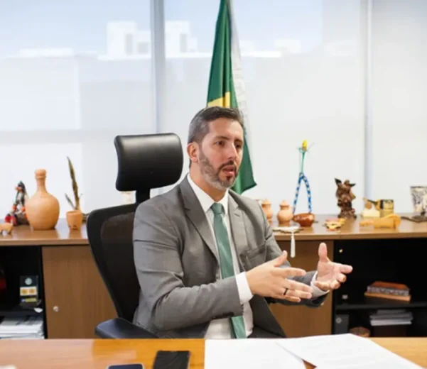 A Portaria de Pessoal IPHAN nº 240, de 16 de maio de 2025, publicada no Diário Oficial da União e posteriormente retificada, institui o Comitê Técnico de Inovação – CTI do Instituto do Patrimônio Histórico e Artístico Nacional (IPHAN), com a missão de assessorar o órgão em atividades relacionadas à inovação, com foco especial no aprimoramento das práticas de compras públicas. O CTI terá caráter consultivo e contará com especialistas de diferentes áreas, com o objetivo de impulsionar boas práticas, propor metodologias inovadoras e acompanhar a legislação relacionada às compras públicas de inovação. A iniciativa segue as diretrizes estabelecidas pelas Leis nº 10.973/2004, nº 13.243/2016, Complementar nº 182/2021 e nº 14.133/2021. Entre os membros nomeados para compor o Comitê, está Cristiane Santos Pereira, Presidente do Instituto Multiplicidades, como Instituto de Ciência, Tecnologia e Inovação que atua em âmbito nacional, representando a sociedade civil. Sua participação reforça o compromisso com a inovação na gestão pública e a busca por soluções mais eficientes e transparentes no uso dos recursos públicos, colocando a inovação como vetor de crescimento dos territórios. “Fui nomeada como partícipe do Comitê Técnico de Inovação, representando a Sociedade Civil. É uma honra contribuir com o IPHAN na construção de estratégias voltadas à inovação na gestão, especialmente no aperfeiçoamento das práticas de compras públicas, e fortalecendo o crescimento dos territórios através de projetos inovadores, apoiando a atuação institucional deste órgão”, destaca Cristiane. Outro importante membro deste comitê é o Sr. Christian Tadeu – Presidente da Confederação ASSESPRO – Associação das Empresas de Tecnologia da Informação e Inovação, que traz uma representatividade necessária ao Comitê, pois tem através da Confederação que tem 17 representações físicas estaduais. A primeira reunião deste Comitê já vai acontecer nos próximos dias 04 e 05 de junho de 2025 nas instalações do IPHAN onde os representantes passarão por uma sensibilização sobre compras públicas de inovação e oficina de refinamento e priorização de desafios públicos. “A criação do Comitê Técnico de Inovação, com uma composição ampla e plural, é um importante passo para avançarmos ainda mais em iniciativas de inovação no Iphan, nesta importante parceria com o Sebrae, especialmente no âmbito das compras públicas“, afirma o Presidente IPHAN Leandro Grass.