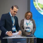 Durante a Reunião do Fórum do Conselho Nacional de Secretários Estaduais para Assuntos de Ciência, Tecnologia e Inovação (Consecti), que está acontecendo entre os dias 9 e 10 de outubro de 2025, em Foz do Iguaçu, reunindo os principais gestores estaduais de CTI do país para discutir políticas públicas, integrar ações e promover o desenvolvimento sustentável por meio da ciência, tecnologia e inovação. O CONSECTI Nacional e Instituto Multiplicidades firmam termo de cooperação para fortalecer a inovação e a ciência no Brasil Em um movimento que reforça o compromisso com o avanço da ciência, tecnologia e inovação (CT&I) no país, o CONSECTI Nacional (Conselho Nacional de Secretários Estaduais para Assuntos de CT&I) e o Instituto Multiplicidades assinaram, nesta quinta-feira, um Termo de Cooperação Técnica. A iniciativa tem como objetivo promover ações conjuntas voltadas ao desenvolvimento científico, à formação de talentos e ao estímulo à inovação em todas as regiões do Brasil, fortalecendo políticas públicas e projetos com impacto social e econômico. Para o Silvio Bulhões, Presidente do Consecti e Secretário de ciência e tecnologia do estado de Maceió, “A parceria assinada permitirá uma atuação conjunta do Consecti com o Instituto Multiplocidades no sentido de fortalecer a atuação dos municípios brasileiros na pauta de CT&I, uma vez que interiorizar as polícias públicas nessa aérea é amplificará os resultados positivos, tornando-se um vetor de desenvolvimento econômico o e social”. A assinatura foi realizada com a presença da diretora do Instituto Multiplicidades, Cristiane Pereira, que destacou o papel estratégico da parceria: “O fortalecimento da inovação passa pela integração entre instituições públicas e privadas. Este acordo é um passo concreto para ampliar o alcance de projetos que unem tecnologia, educação e desenvolvimento sustentável”, afirmou Cristiane Pereira. O termo firmado abre caminho para o desenvolvimento de programas de capacitação, empreendedorismo, pesquisa aplicada e economia criativa, integrando redes de inovação regionais e nacionais sob a liderança do CONSECTI. A parceria será o ponto de partida para uma série de ações conjuntas previstas para 2025, incluindo eventos, editais e programas de incentivo à inovação, que devem beneficiar pesquisadores, empreendedores e gestores públicos de todo o país. Se Sobre o Instituto Multiplicidades: Organização que atua na promoção da inovação, educação e desenvolvimento sustentável, o Instituto Multiplicidades é reconhecido por iniciativas que conectam tecnologia, impacto social e políticas públicas de inovação. Sobre o CONSECTI Nacional: O Conselho Nacional de Secretários Estaduais para Assuntos de Ciência, Tecnologia e Inovação reúne representantes de todas as unidades da federação, promovendo a articulação e o fortalecimento das políticas estaduais de CT&I no Brasil.