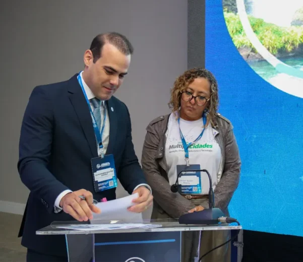 Durante a Reunião do Fórum do Conselho Nacional de Secretários Estaduais para Assuntos de Ciência, Tecnologia e Inovação (Consecti), que está acontecendo entre os dias 9 e 10 de outubro de 2025, em Foz do Iguaçu, reunindo os principais gestores estaduais de CTI do país para discutir políticas públicas, integrar ações e promover o desenvolvimento sustentável por meio da ciência, tecnologia e inovação. O CONSECTI Nacional e Instituto Multiplicidades firmam termo de cooperação para fortalecer a inovação e a ciência no Brasil Em um movimento que reforça o compromisso com o avanço da ciência, tecnologia e inovação (CT&I) no país, o CONSECTI Nacional (Conselho Nacional de Secretários Estaduais para Assuntos de CT&I) e o Instituto Multiplicidades assinaram, nesta quinta-feira, um Termo de Cooperação Técnica. A iniciativa tem como objetivo promover ações conjuntas voltadas ao desenvolvimento científico, à formação de talentos e ao estímulo à inovação em todas as regiões do Brasil, fortalecendo políticas públicas e projetos com impacto social e econômico. Para o Silvio Bulhões, Presidente do Consecti e Secretário de ciência e tecnologia do estado de Maceió, “A parceria assinada permitirá uma atuação conjunta do Consecti com o Instituto Multiplocidades no sentido de fortalecer a atuação dos municípios brasileiros na pauta de CT&I, uma vez que interiorizar as polícias públicas nessa aérea é amplificará os resultados positivos, tornando-se um vetor de desenvolvimento econômico o e social”. A assinatura foi realizada com a presença da diretora do Instituto Multiplicidades, Cristiane Pereira, que destacou o papel estratégico da parceria: “O fortalecimento da inovação passa pela integração entre instituições públicas e privadas. Este acordo é um passo concreto para ampliar o alcance de projetos que unem tecnologia, educação e desenvolvimento sustentável”, afirmou Cristiane Pereira. O termo firmado abre caminho para o desenvolvimento de programas de capacitação, empreendedorismo, pesquisa aplicada e economia criativa, integrando redes de inovação regionais e nacionais sob a liderança do CONSECTI. A parceria será o ponto de partida para uma série de ações conjuntas previstas para 2025, incluindo eventos, editais e programas de incentivo à inovação, que devem beneficiar pesquisadores, empreendedores e gestores públicos de todo o país. Se Sobre o Instituto Multiplicidades: Organização que atua na promoção da inovação, educação e desenvolvimento sustentável, o Instituto Multiplicidades é reconhecido por iniciativas que conectam tecnologia, impacto social e políticas públicas de inovação. Sobre o CONSECTI Nacional: O Conselho Nacional de Secretários Estaduais para Assuntos de Ciência, Tecnologia e Inovação reúne representantes de todas as unidades da federação, promovendo a articulação e o fortalecimento das políticas estaduais de CT&I no Brasil.